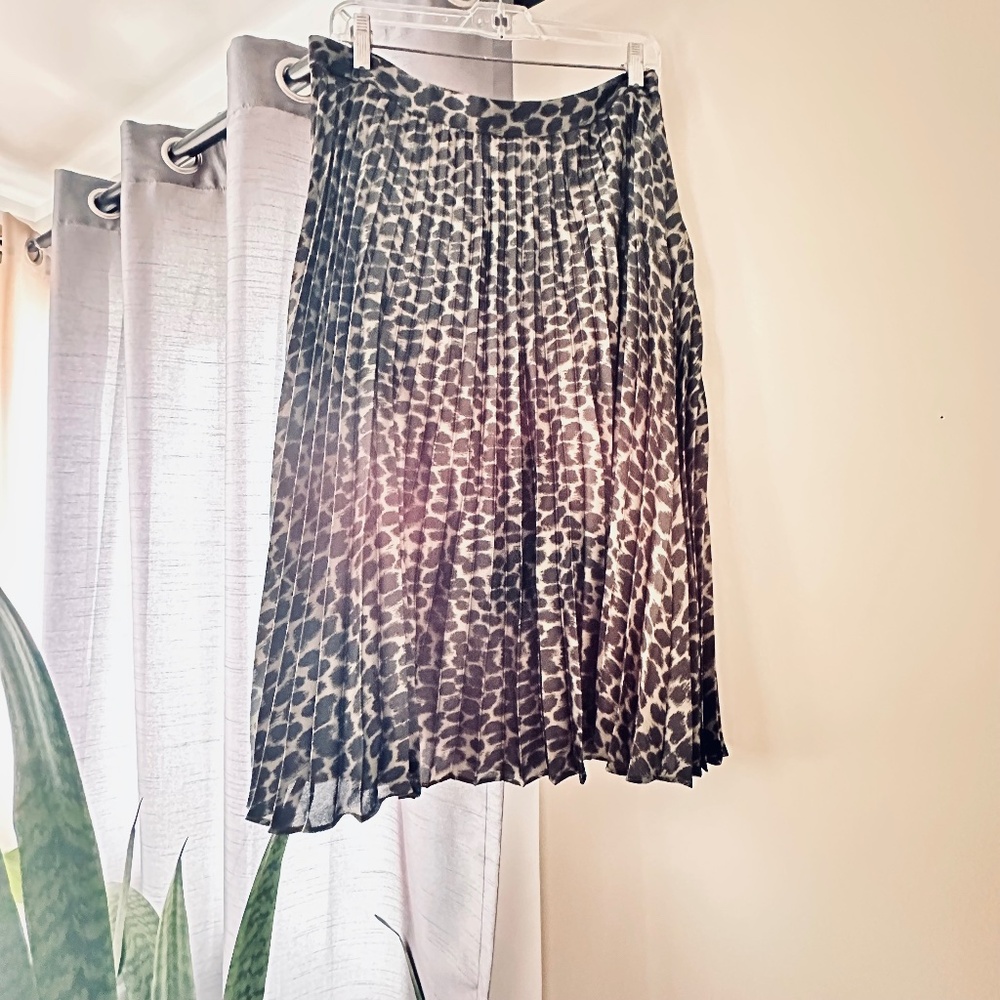Banana Republic Pleated Skirt size 12 - NWT